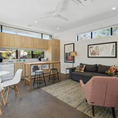 Modern 2-bedroom Apartment - 80 Walkscore!