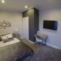 Essex House 3 Bedrooms Workstays UK