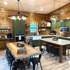 Lofted Pines Fun Family Friendly Cabin