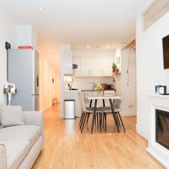 Bright 2-bed garden flat with skylights in Chelsea