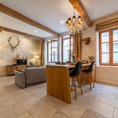 L'élégance de la pierre au pied de la Maison Carrée - Une Nuit à Nîmes