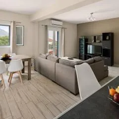 Mandi's Apartments