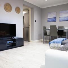 "Furnished Rentals Direct" Modern Apartment Haven near Wellingborough High Street, Sleeps 4, FREE dedicated PARKING within 16 minutes walk, Explore Wellingborough and beyond, suitable for families, contractors and business travellers