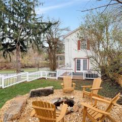 Hawksbill Home~Hot Tub~Dog Friendly~Modern~Water Front Porch