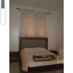 Private condo with King Bed ,10 min to airport!