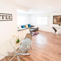 Sleeps 4 Modern Furnished with Free Parking in Koreatown