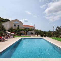 Luxe Villa Amfiario in Attica region, pool & breathtaking views!