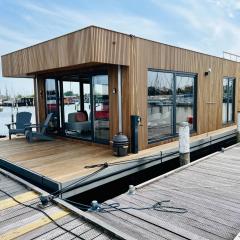 Surla Houseboat "De Albatros" in Monnickendam Tender included