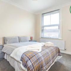 FW Haute Apartments at Harwoods Road, Multiple 2 Bedroom Pet-Friendly Flats, King or Twin or Double beds with FREE WIFI and PARKING