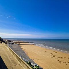 The Wave - 3 bed beach front home in Sheringham