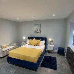 Newly refurbished 4 Bedroom House-Sleep 8-Free parking