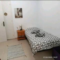 Camera privata singola in appartamento, bagno in comune, aria condizionata caldo freddo, WIFI, TV