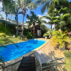 Bungalow indépendant dans jardin exotique , piscine