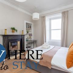 Bright 2 bed apartment by Rodney st