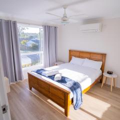 Berkeley Vale 4 Bed Holiday House / NBV313