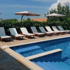 Stunning Gold apartment with pool