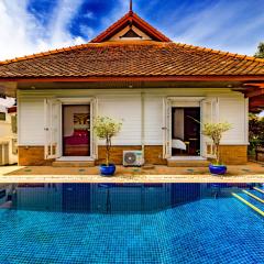 Recommend a warm Thai style private swimming pool villa with convenient traffic and living, walking 700 meters to the the beach