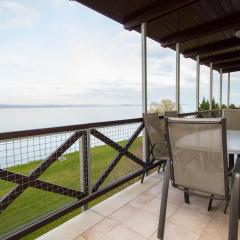 299 - Teljes panorámás közvetlen balatonparti exkluzív apartman