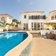 2016 Villa moderna al canal con 4 habitaciones by homeselectspain