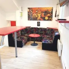 05 - Très joli 3 pièces neuf 2 chambres, 3 lits, logement tout équipé pour 1 à 4 personnes maximum, vue sur jardin avec parking privatif, grand fourgon possible, tout le linge de maison est fourni