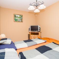 547 - Közvetlen vízparti, 2 hálószobás, kertkapcsolatos apartman