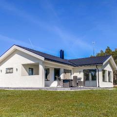 Nice Home In Gotlands Tofta With 3 Bedrooms