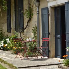 Un jardin et trois maisons