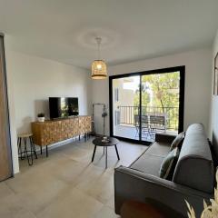 Appartement climatisé neuf au calme, proche centre-ville, 4 minutes en voiture plage et commerces