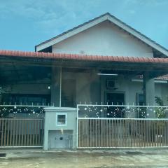 SAHMURA HOMESTAY 1 at GONG BADAK