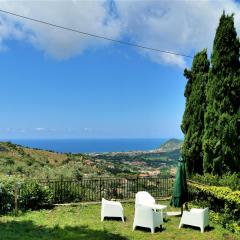 Elegante villa panoramica con giardino a 10 minuti dal mare
