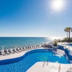 Gorgeous beachfront property with stunning sea views & garden