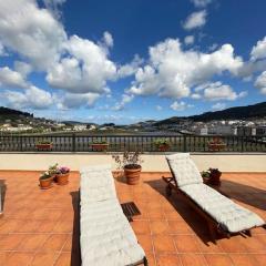 Piso vacacional con terraza panorámica a la ría.