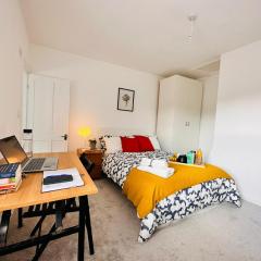 Cosy private double ensuite room with free parking RG302RL