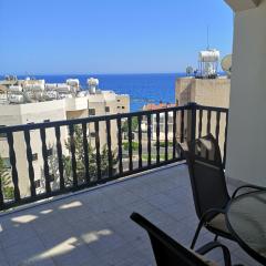 Lovely 2 bed, pool by the sea
