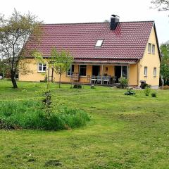 Ostseenahes Ferienhaus mit 3 Schlafzimmern und großem Naturgarten