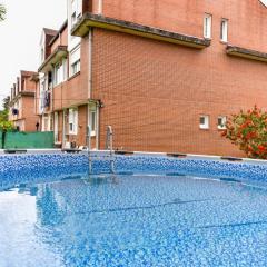 Coqueto apartamento con piscina y jardín