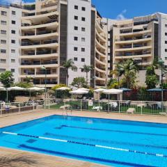 Amazing Apartment in Raanana & Swimming for 4 guests pool and Jacuzzi