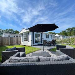 64, Charming Nature Retreat, Near Efteling, with Private Parking & Garden