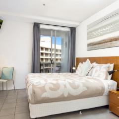 Marina View Queen Bed Studio Apartment Pool & Gym