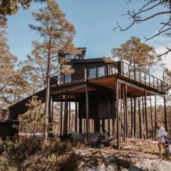 Luxurious Tree Top Cabin by the lake