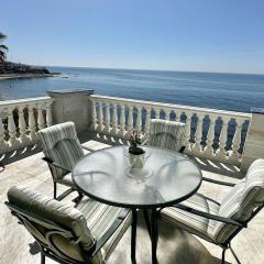 Beachfront apartment with pleasant views of the sea and the historic lighthouse.