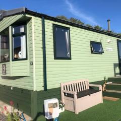 Cosy holiday caravan minutes from the beach