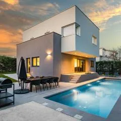 Villa Aida - 4 bedroom luxury villa with large private pool 4K projector and Jacuzzi
