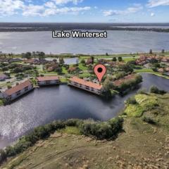 Luxurious Lakefront Retreat In Winterset