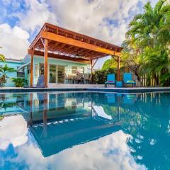 Beautiful Pool House in SunnySide, Close to the Beach!