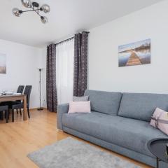 Cozy Apartment with Balcony Chmieleniec by Noclegi Renters