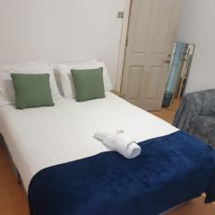 Balham, South London Spacious Guest House F2, 6 rooms available