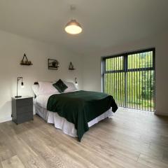 Elegant 4 Bedroom, 5 bathroom House in Northampton by HP Accommodation