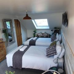 Arundel Comfort En Suite Twin Friends & Family