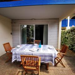 T2 Agréable avec Piscine, Terrasse et Parking Face au Lac - FR-1-379-165